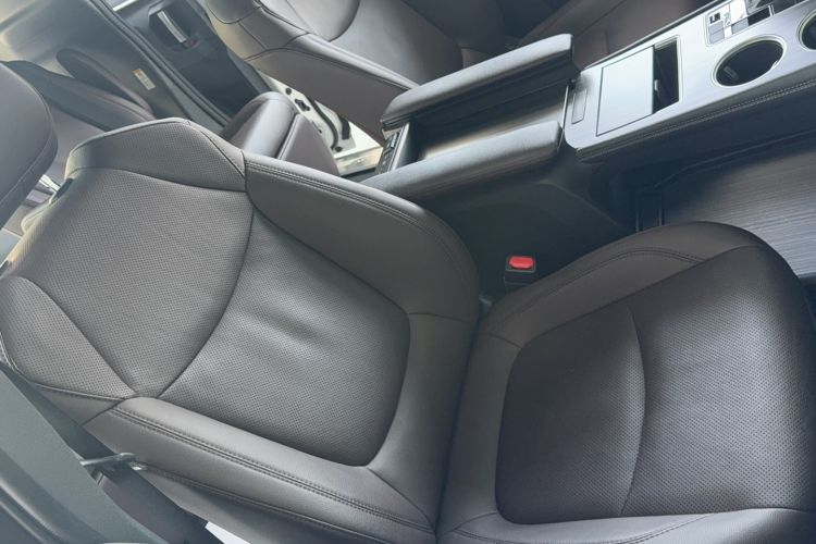 Used Toyota SIENNA 2023 2.5L Hybrid Platinum Edition Right Front Seat