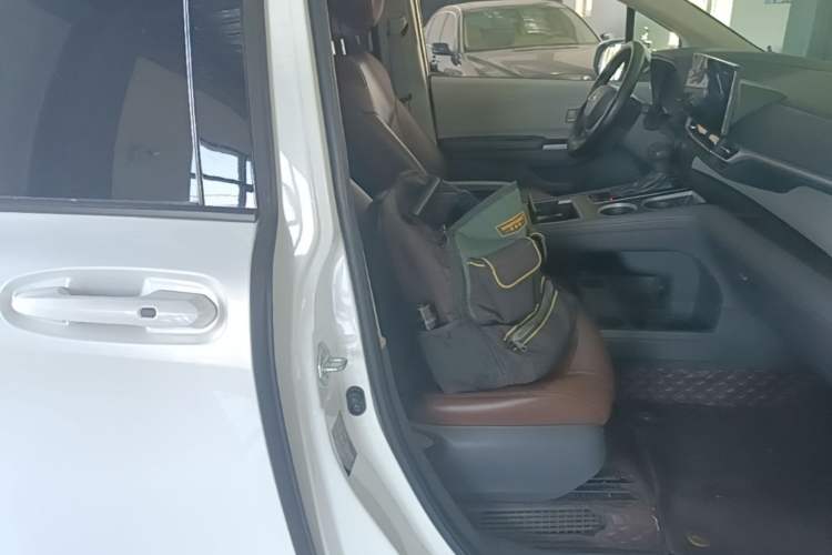 Used Toyota SIENNA 2023 2.5L Hybrid Comfort Edition Right Front Seat