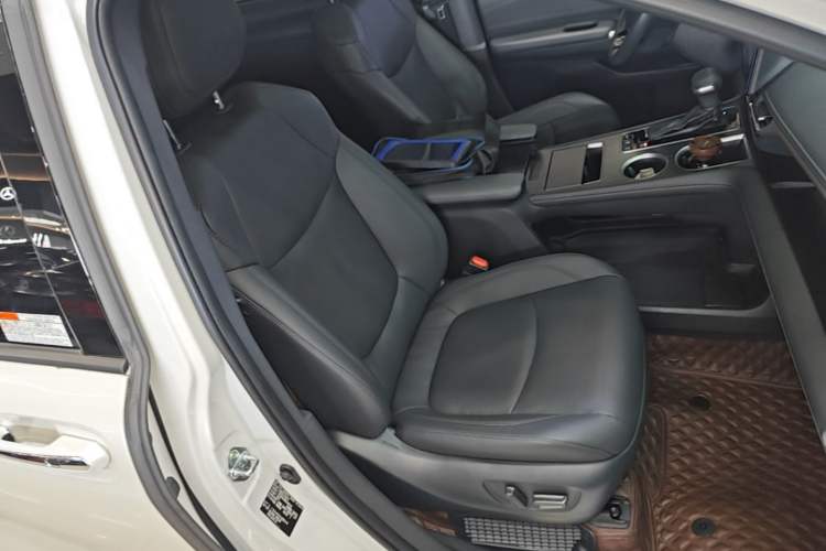 Used Toyota SIENNA 2023 2.5L Hybrid Deluxe Edition Right Front Seat