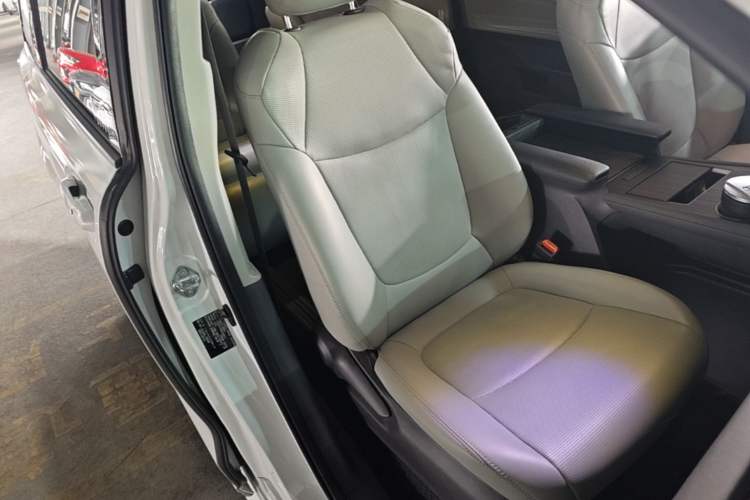 Used Toyota SIENNA 2023 2.5L Hybrid Comfort Edition Right Front Seat