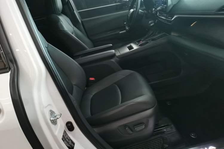 Used Toyota SIENNA 2023 2.5L Hybrid Deluxe Edition Right Front Seat