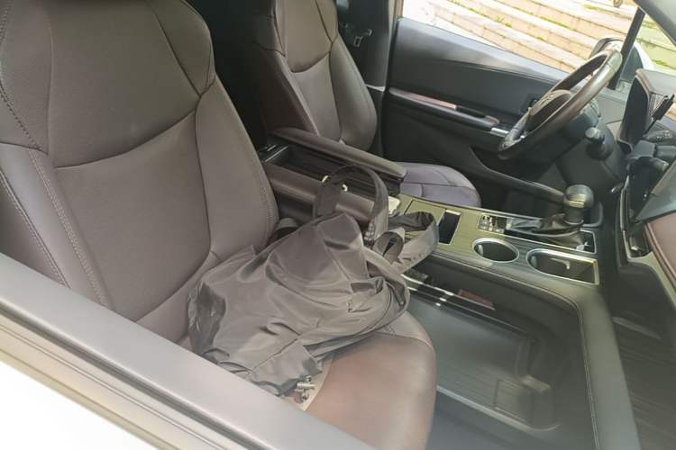 Used Toyota SIENNA 2023 2.5L Hybrid Platinum Edition Right Front Seat