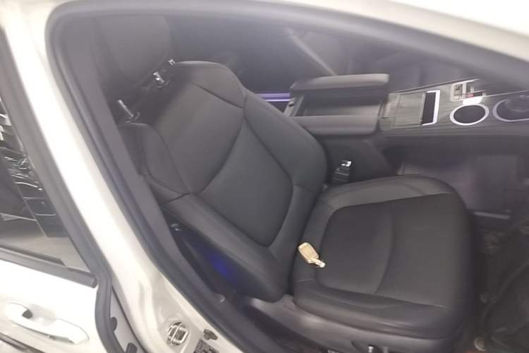 Used Toyota SIENNA 2023 2.5L Hybrid Deluxe Edition Right Front Seat