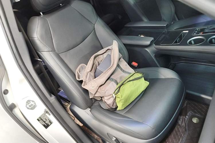 Used Toyota SIENNA 2023 2.5L Hybrid Deluxe Edition Right Front Seat