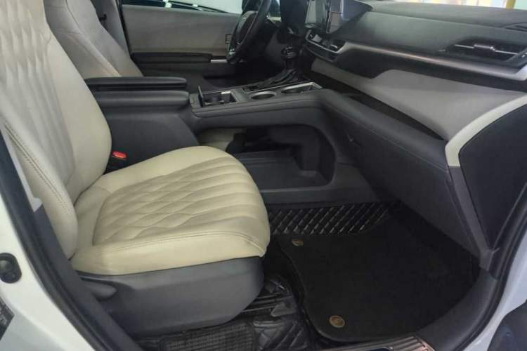 Used Toyota SIENNA 2023 2.5L Hybrid Comfort Edition Right Front Seat