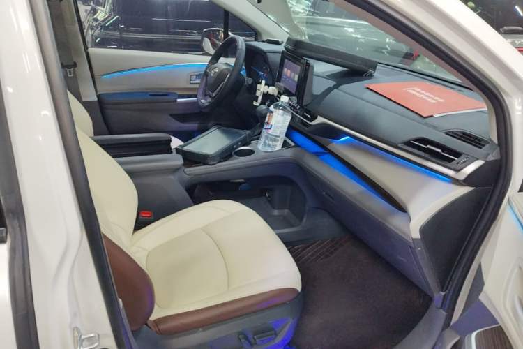 Used Toyota SIENNA 2023 2.5L Hybrid Comfort Edition Right Front Seat