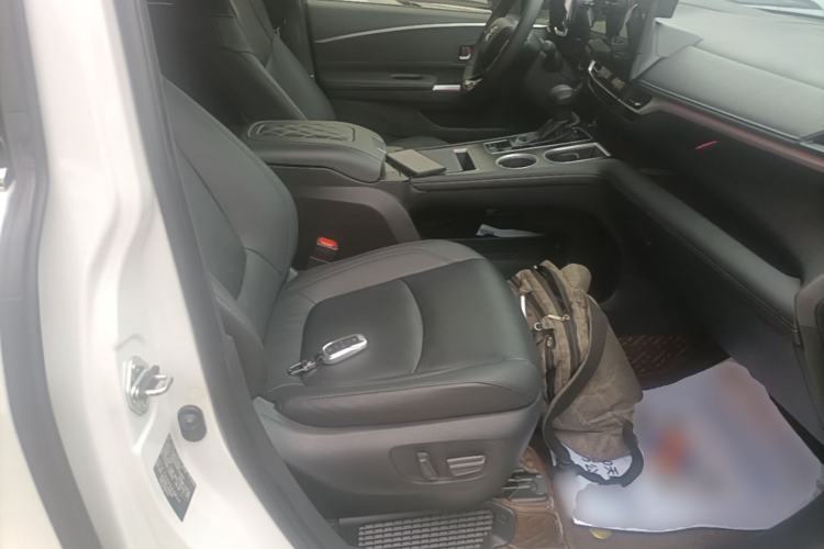 Used Toyota SIENNA 2023 2.5L Hybrid Deluxe Edition Right Front Seat