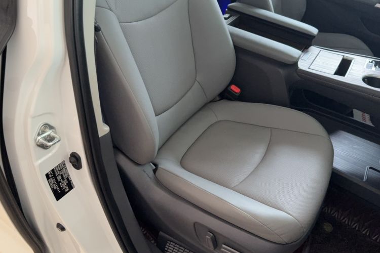Used Toyota SIENNA 2023 2.5L Hybrid Luxury Edition Right Front Seat