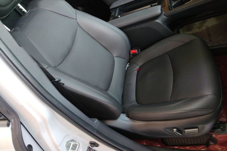 Used Toyota SIENNA 2023 2.5L Hybrid Deluxe Edition Right Front Seat