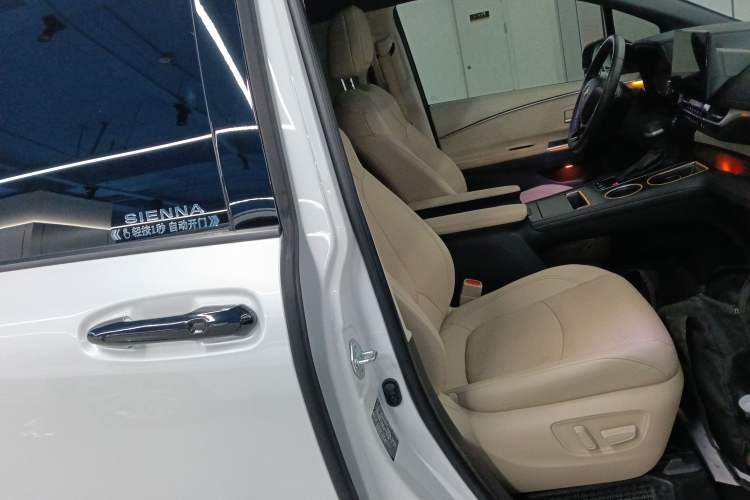 Used Toyota SIENNA 2023 2.5L Hybrid Deluxe Edition Right Front Seat