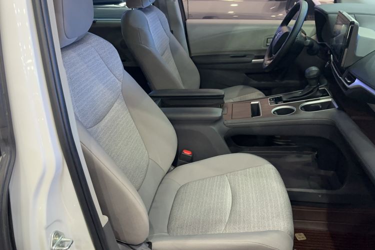 Used Toyota SIENNA 2023 2.5L Hybrid Comfort Edition Right Front Seat
