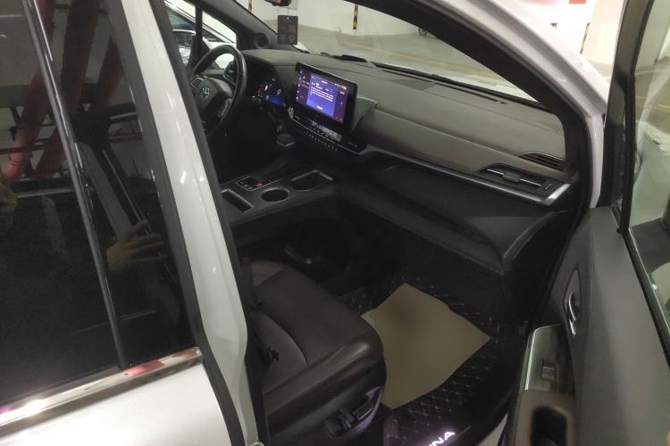 Used Toyota SIENNA 2023 2.5L Hybrid Platinum Edition Right Front Seat