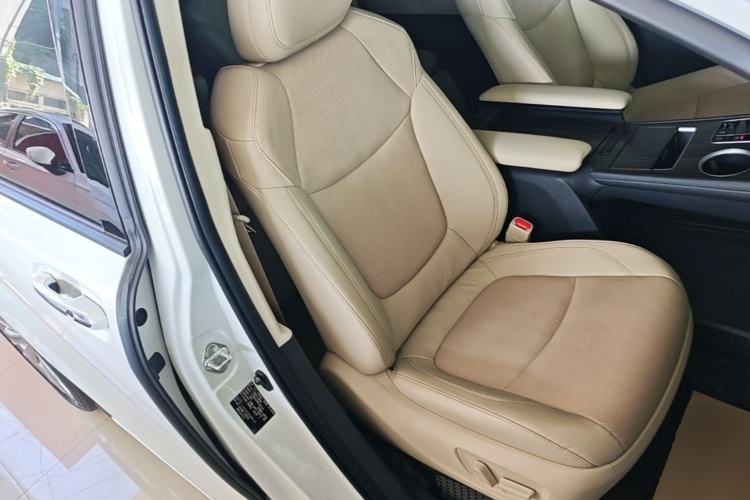 Used Toyota SIENNA 2023 2.5L Hybrid Deluxe Edition Right Front Seat