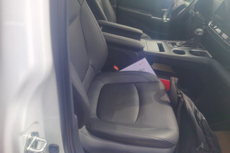 Used Toyota SIENNA 2023 2.5L Hybrid Deluxe Edition Right Front Seat