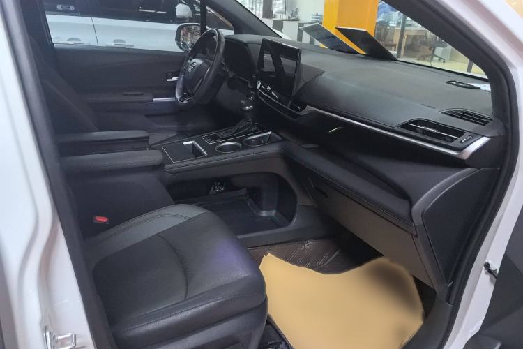 Used Toyota SIENNA 2023 2.5L Hybrid Deluxe Edition Right Front Seat
