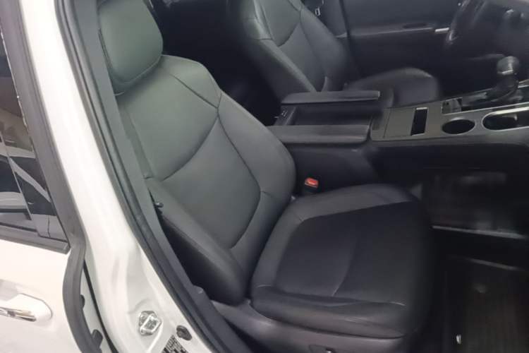 Used Toyota SIENNA 2023 2.5L Hybrid Deluxe Edition Right Front Seat