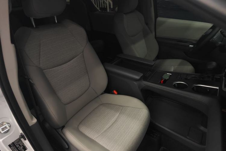 Used Toyota SIENNA 2023 2.5L Hybrid Comfort Edition Right Front Seat