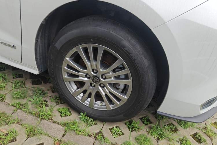 Used Toyota SIENNA 2023 2.5L Hybrid Comfort Edition Right Front Wheel Hub