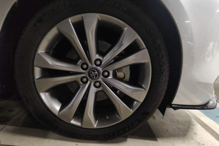Used Toyota SIENNA 2023 Updated Version 2.5L Hybrid Platinum Edition Right Front Wheel Hub
