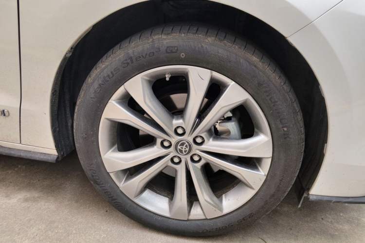 Used Toyota SIENNA 2023 2.5L Hybrid Platinum Edition Right Front Wheel Hub