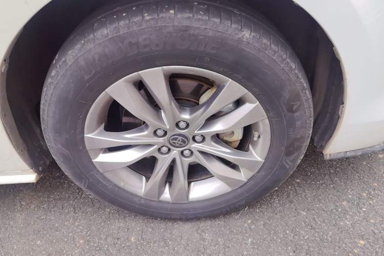 Used Toyota SIENNA 2023 2.5L Hybrid Comfort Edition Right Front Wheel Hub