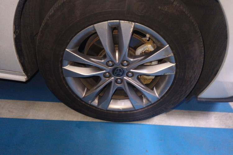 Used Toyota SIENNA 2023 2.5L Hybrid Comfort Edition Right Front Wheel Hub