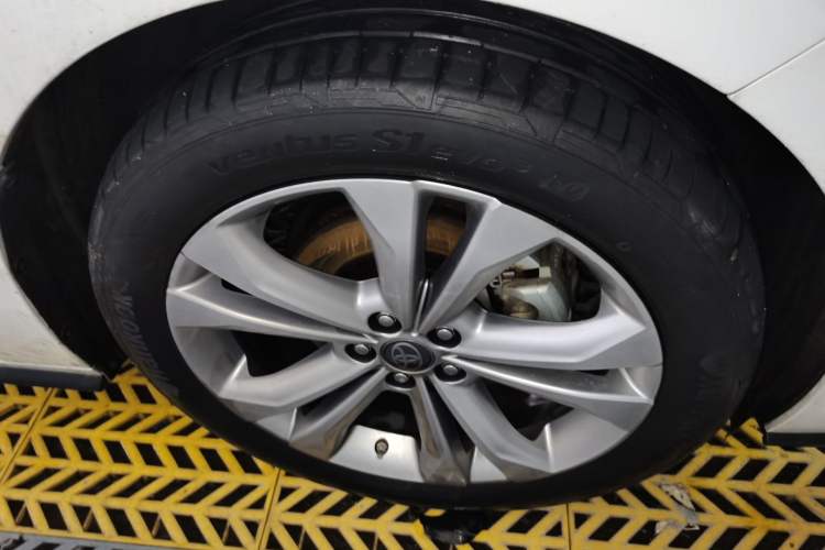 Used Toyota SIENNA 2023 2.5L Hybrid Deluxe Edition Right Front Wheel Hub