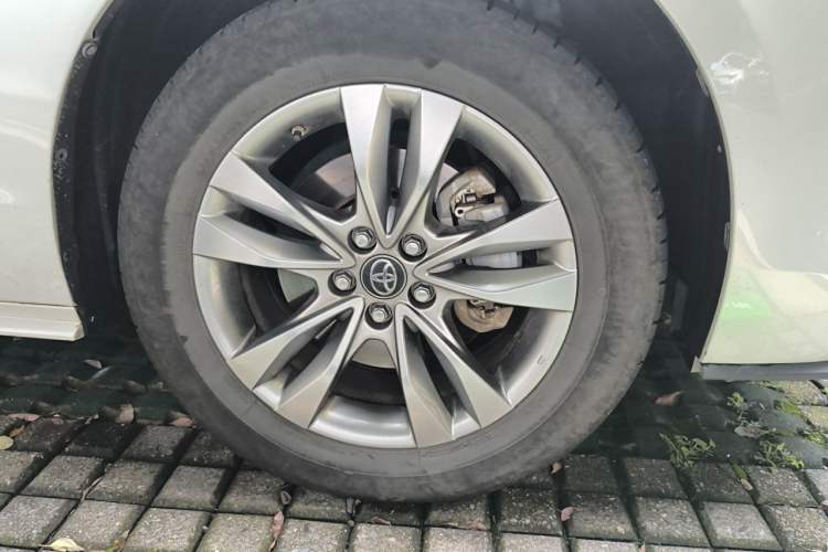 Used Toyota SIENNA 2023 2.5L Hybrid Comfort Edition Right Front Wheel Hub