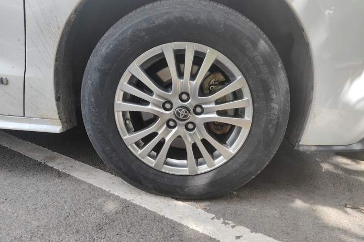 Used Toyota SIENNA 2023 2.5L Hybrid Comfort Edition Right Front Wheel Hub