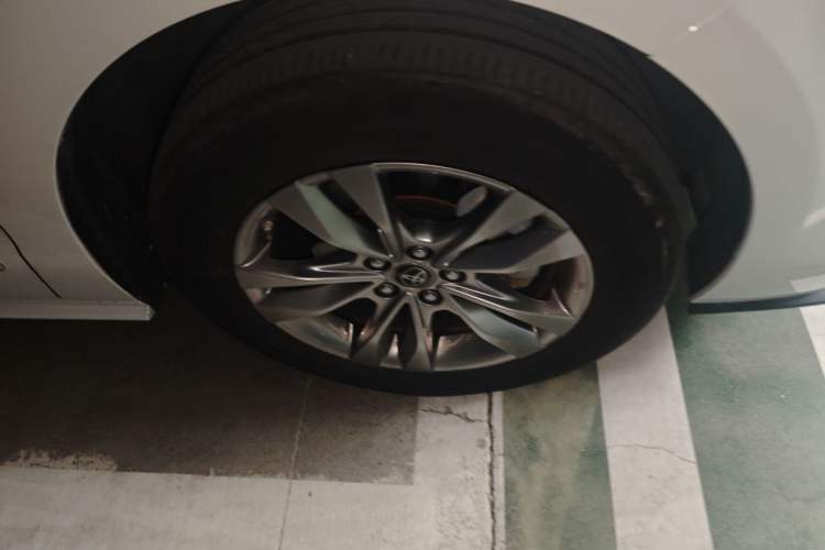 Used Toyota SIENNA 2023 2.5L Hybrid Comfort Edition Right Front Wheel Hub