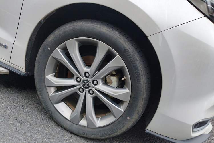 Used Toyota SIENNA 2023 2.5L Hybrid Deluxe Edition Right Front Wheel Hub
