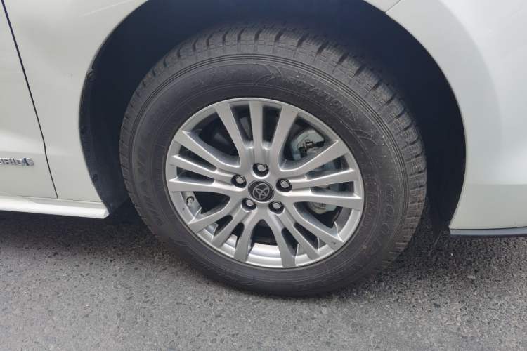 Used Toyota SIENNA 2023 2.5L Hybrid Comfort Edition Right Front Wheel Hub