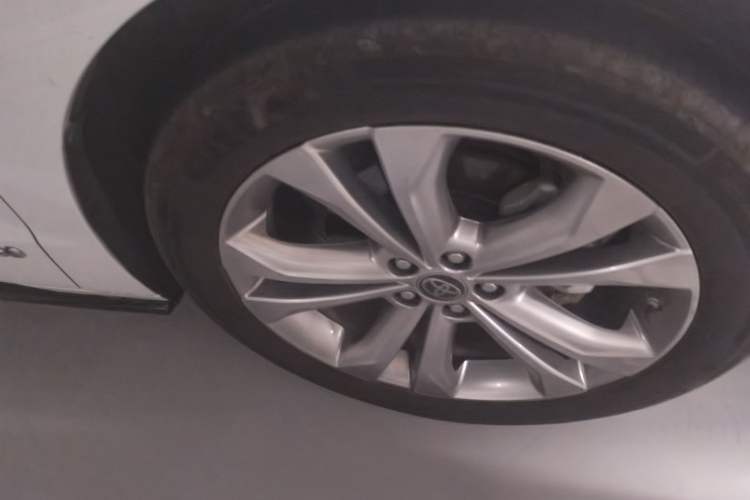 Used Toyota SIENNA 2023 2.5L Hybrid Deluxe Edition Right Front Wheel Hub