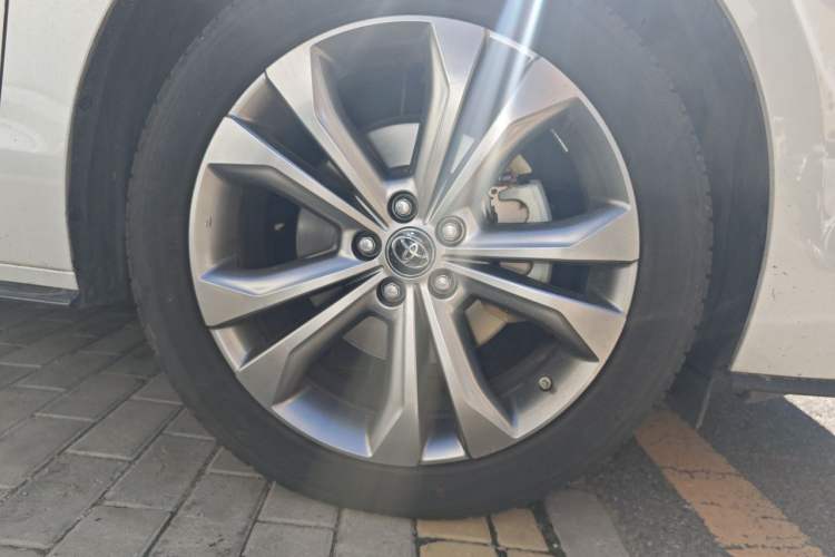 Used Toyota SIENNA 2023 2.5L Hybrid Deluxe Edition Right Front Wheel Hub