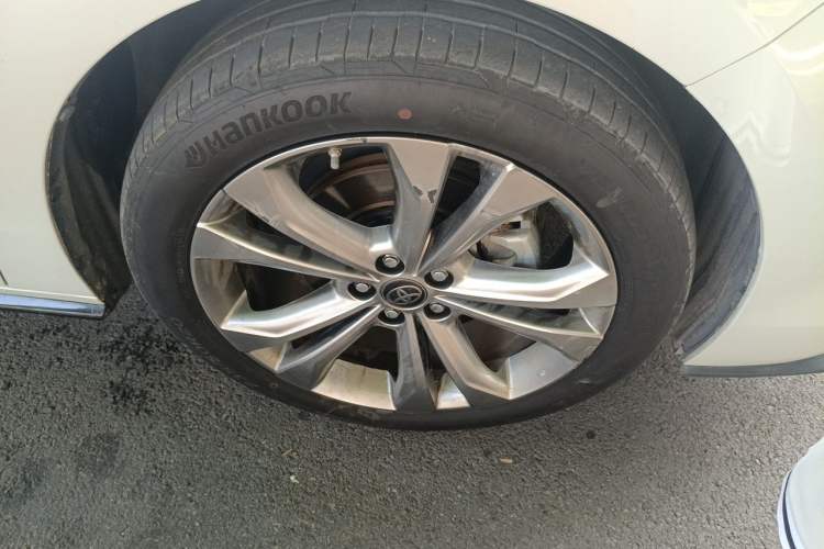 Used Toyota SIENNA 2023 2.5L Hybrid Deluxe Edition Right Front Wheel Hub