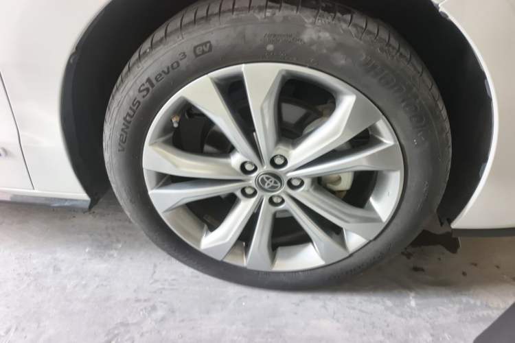 Used Toyota SIENNA 2023 2.5L Hybrid Deluxe Edition Right Front Wheel Hub