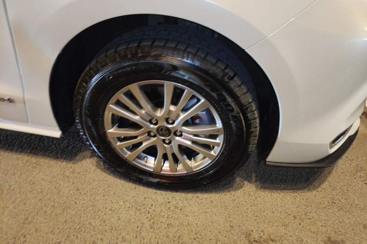 Used Toyota SIENNA 2023 2.5L Hybrid Comfort Edition Right Front Wheel Hub