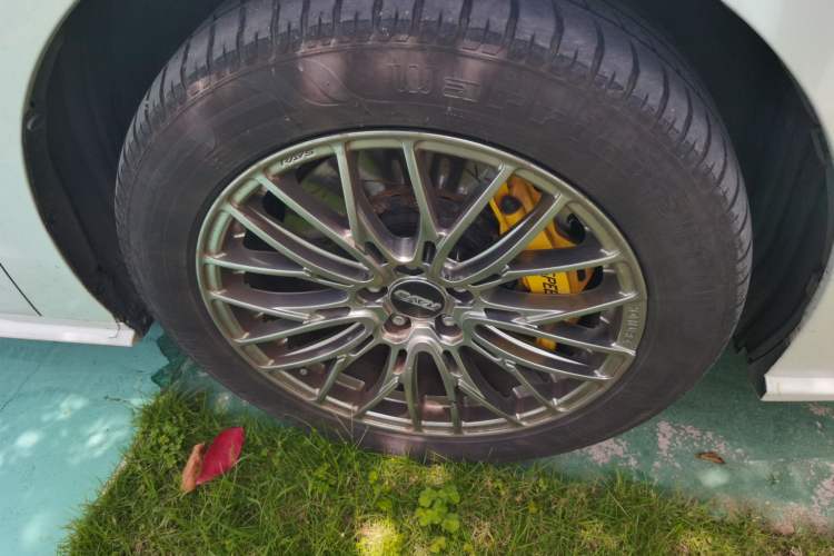 Used Toyota SIENNA 2023 2.5L Hybrid Comfort Edition Right Front Wheel Hub