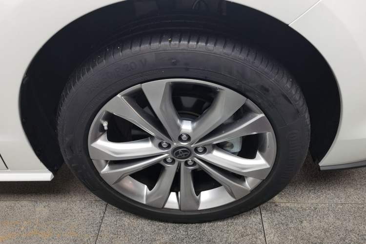 Used Toyota SIENNA 2023 2.5L Hybrid Comfort Edition Right Front Wheel Hub