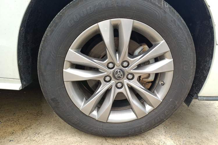 Used Toyota SIENNA 2023 2.5L Hybrid Comfort Edition Right Front Wheel Hub