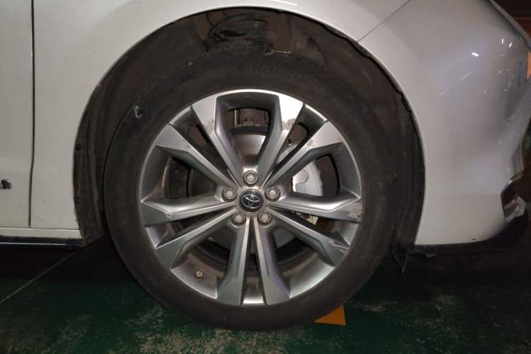 Used Toyota SIENNA 2023 2.5L Hybrid Deluxe Edition Right Front Wheel Hub