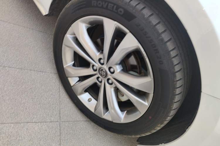 Used Toyota SIENNA 2023 2.5L Hybrid Deluxe Edition Right Front Wheel Hub