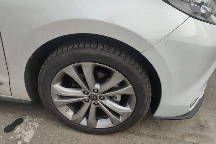 Used Toyota SIENNA 2023 2.5L Hybrid Deluxe Edition Right Front Wheel Hub