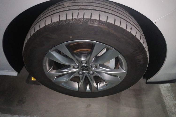 Used Toyota SIENNA 2023 2.5L Hybrid Comfort Edition Right Front Wheel Hub