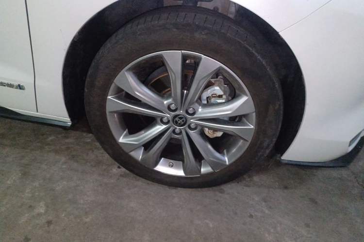 Used Toyota SIENNA 2023 2.5L Hybrid Deluxe Edition Right Front Wheel Hub
