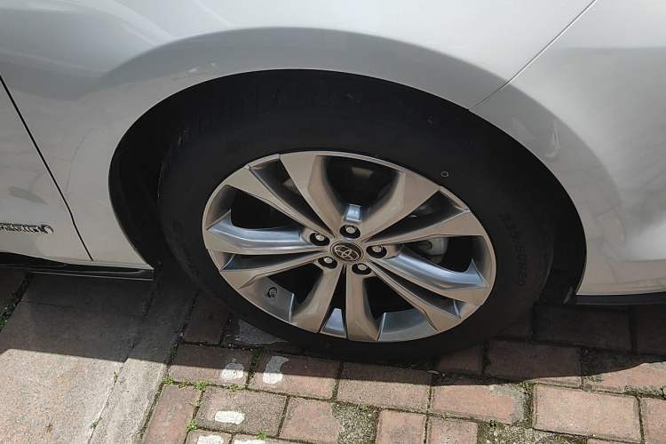 Used Toyota SIENNA 2023 2.5L Hybrid Deluxe Edition Right Front Wheel Hub