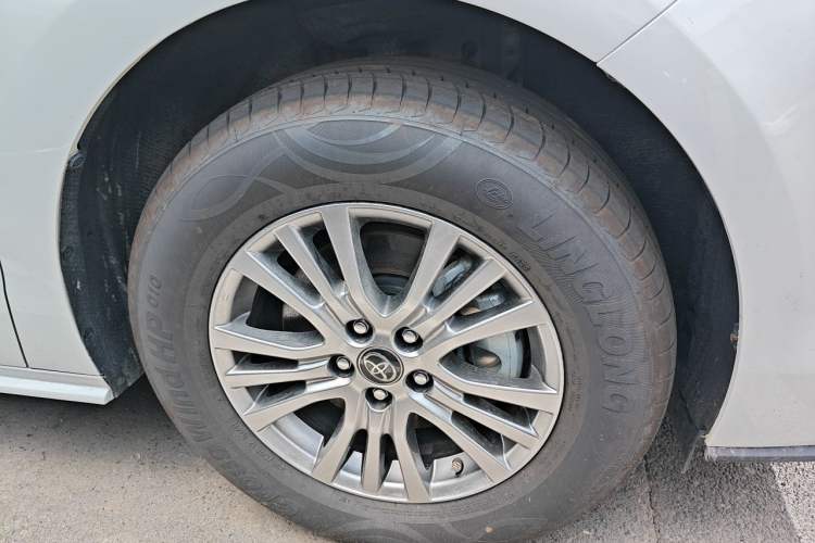 Used Toyota SIENNA 2023 2.5L Hybrid Comfort Edition Right Front Wheel Hub