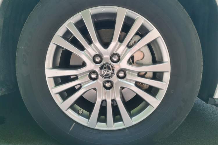 Used Toyota SIENNA 2023 2.5L Hybrid Luxury Edition Right Front Wheel Hub