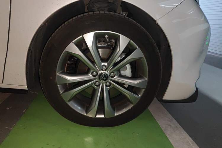 Used Toyota SIENNA 2023 2.5L Hybrid Platinum Edition Right Front Wheel Hub