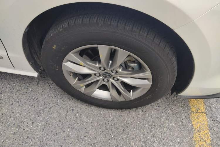 Used Toyota SIENNA 2023 2.5L Hybrid Comfort Edition Right Front Wheel Hub